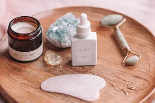 Против морщин и отеков: что необходимо знать о массаже лица гуаша