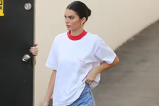 Как одеться с шиком в стиле кэжуал на примере Кендалл Дженнер в безразмерных джинсах и белой футболке