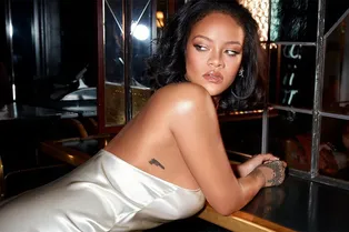 Рианна позирует в платье-комбинации, которое каким-то чудом держится на ее груди