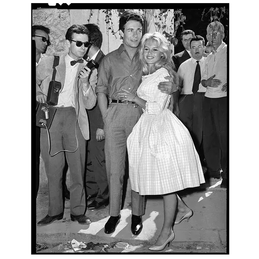 Брижит Бардо в платье Carven и Жак Шаррье во время свадьбы, 1959 год