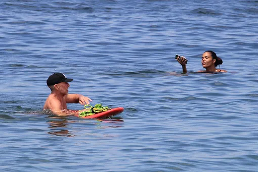 Даже в воде Тина Кунаки не расстается со смартфоном