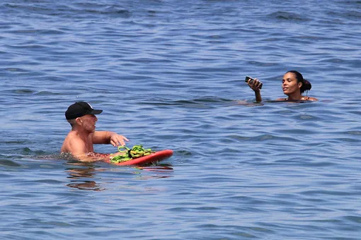 Даже в воде Тина Кунаки не расстается со смартфоном Даже в воде Тина Кунаки не расстается со смартфоном