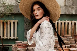 Брючные костюмы, которые нужно носить на голое тело, и платья как у Брижит Бардо в коллекции Roseville