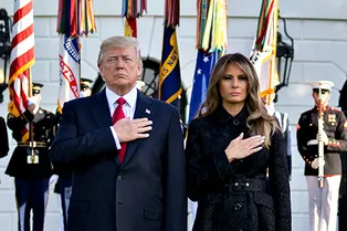 Больше никаких экспериментов: Мелания Трамп в строгом пальто Michael Kors Больше никаких экспериментов: Мелания Трамп в строгом пальто Michael Kors