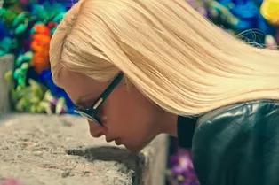 Прощальный поцелуй: Пенелопа Крус в образе скорбящей Донателлы Версаче