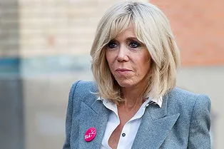 Брижит Макрон в пиджаке с подплечниками как из культовых фильмов 80-х