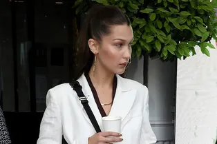 С чем носить белый пиджак летними вечерами: показывает Белла Хадид