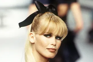 Банты, заколки и новогодний «дождик»: 20 идей новогодних причесок