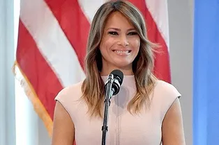 Мелания Трамп подчеркнула фигуру в платье-футляре нюдового оттенка