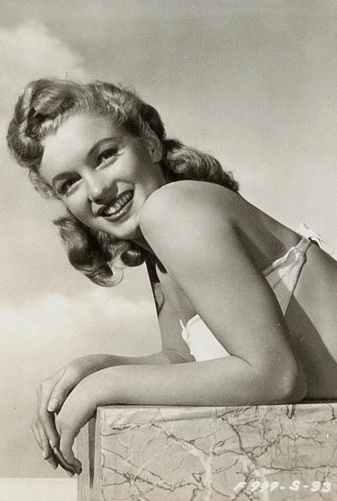 Мэрилин Монро в пин-ап-фотосессии, 1947 год