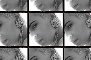 Яркие украшения, кинематографичные платья и кожаные жакеты в новой кампании Nebo