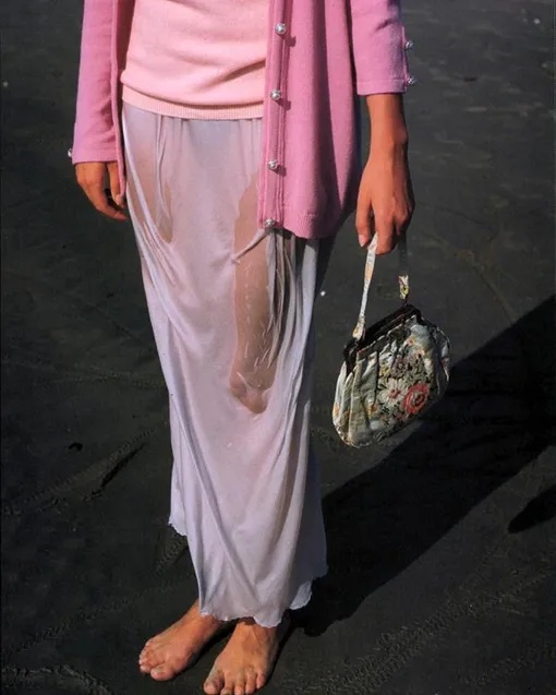 Рекламная кампания Blumarine, 1986 год. Фотограф — Альберт Уотсон, стилист — Мануэла Павези Рекламная кампания Blumarine, 1986 год. Фотограф — Альберт Уотсон, стилист — Мануэла Павези