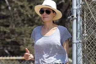 Редкий кадр: Анджелина Джоли в кроссовках и легинсах