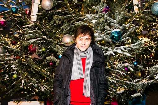 Российские дизайнеры украсили елки в центре Москвы