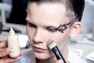 Графичные узоры на висках и нижние стрелки: бьюти-детали показа Dior