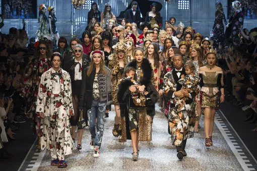 Отцы и дети: рекламные лица и любимые клиенты на подиуме Dolce & Gabbana Отцы и дети: рекламные лица и любимые клиенты на подиуме Dolce & Gabbana