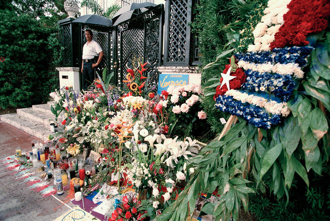 Цветы после убийства Джанни Версаче возле его дома в Майами-Бич, Флорида, июль 1997 год