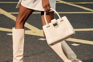 Новый черный: как носить ультрамодные белые сапоги и ботинки