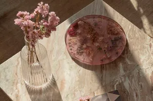 Новогодние праздники — самое время обновить интерьер. Вот 10 предметов декора, которые преобразят дом