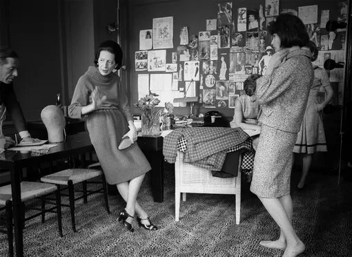 Диана Вриланд за работой в своем офисе The Symbol, 1963