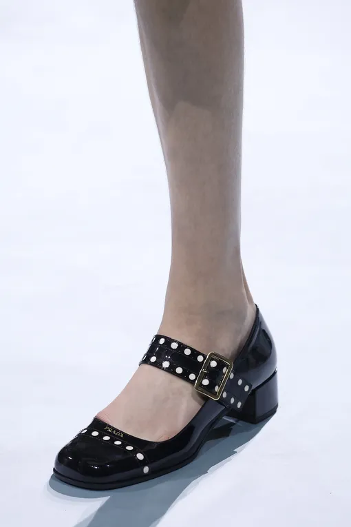 Prada весна-лето 2025