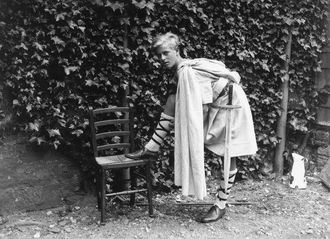 Молодой принц Греции Филипп в костюме для постановки «Макбет» в школе Гордонстоун в Шотландии, июль 1935 года