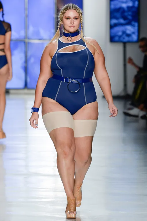 Модели в защитных повязках на бедрах на показах Chromat Модели в защитных повязках на бедрах на показах