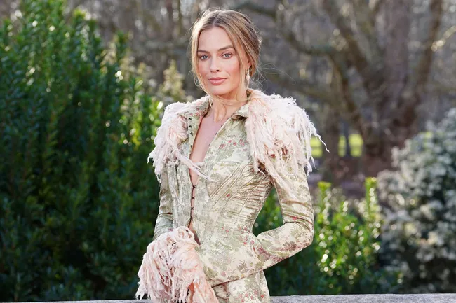 Викторианская Барби: Марго Робби в промо-туре «Грозового перевала»