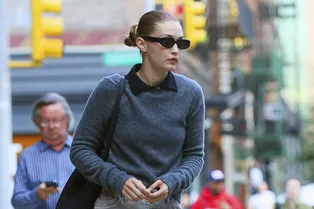 Как носить самый простой серый свитер — посмотрите на Джиджи Хадид