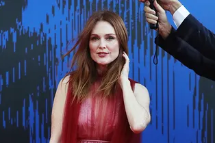 Ветер помог Джулианне Мур показать главный секрет ее наряда от Valentino