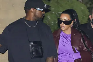 Что надеть на свидание с бывшим: Ким Кардашьян в неоново-фиолетовом моносьюте Balenciaga на ужине с Канье Уэстом