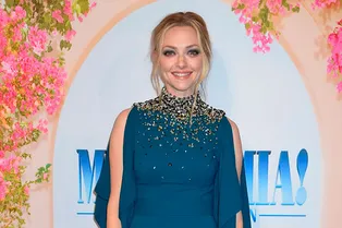 Аманда Сейфрид в мини-платье Prada на премьере фильма «Mamma Mia! — 2»