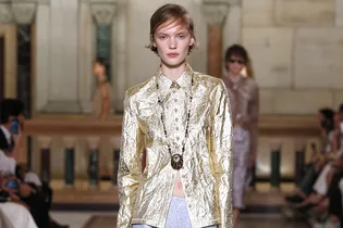 Забудьте про утюг: в 2026 году в тренде будут мятые вещи