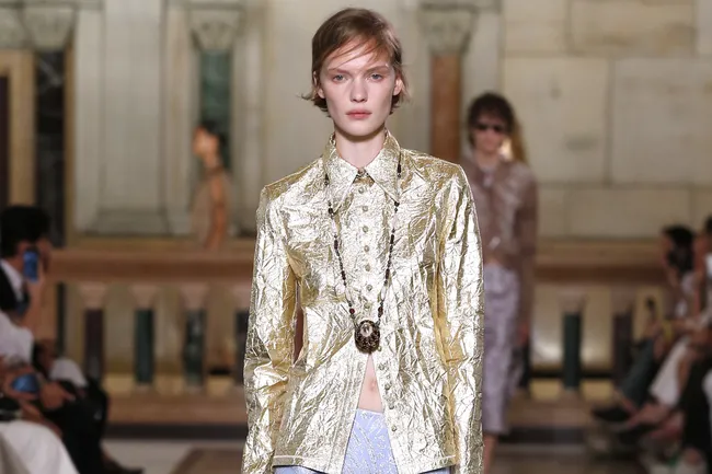 Забудьте про утюг: в 2026 году в тренде будут мятые вещи