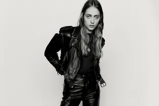 Простота — залог успеха: 22 сдержанных, но броских образа Re/Done для реальной жизни