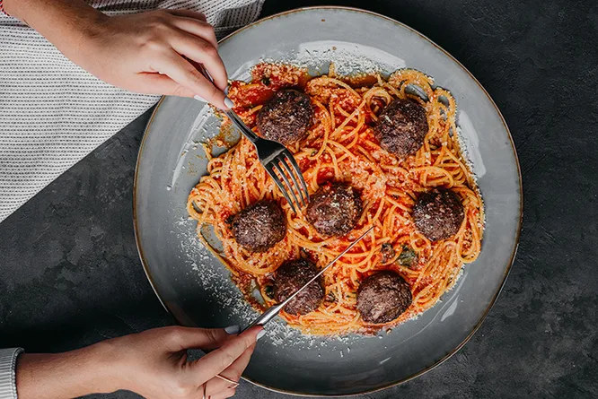 Спагетти «Неаполитано» с тефтелями из телятины