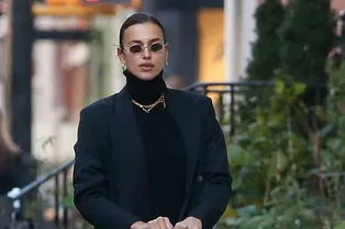 Носите свитер под брючный костюм, как Ирина Шейк. И не забудьте надеть крупную цепь