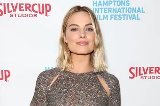 Блесток много не бывает: Марго Робби в искрящемся мини Dior