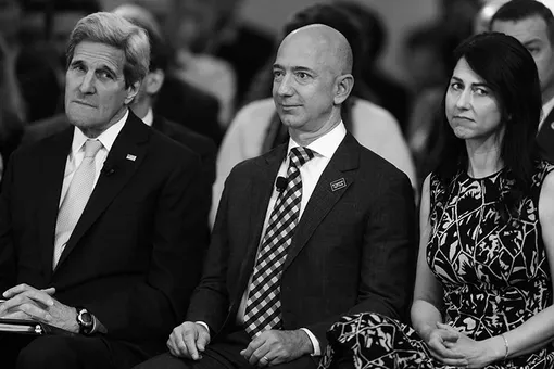 Госсекретарь США Джон Керри, Джефф и Маккензи Безос во время церемонии открытия нового офиса газеты Washington Post, 28 января 2016 года в Вашингтоне