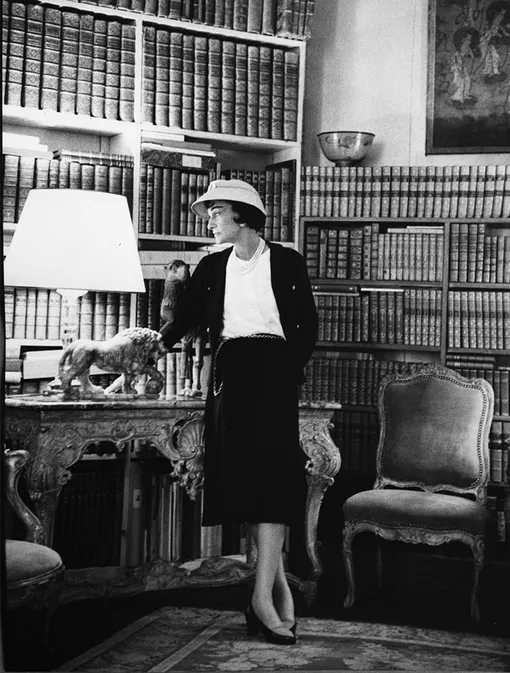 Габриэль Шанель в своих апартаментах на 31 rue Cambon, Париж. 1957 год