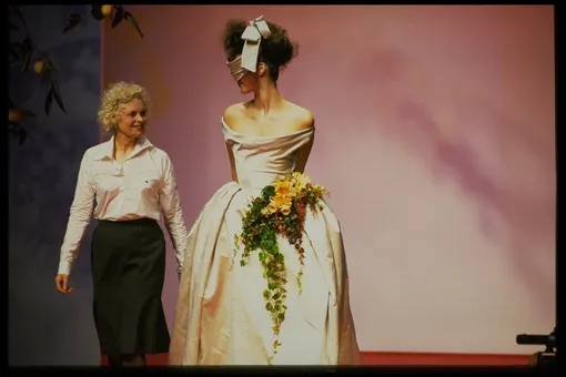 Вивьен Вествуд в финале показа весна-лето 1997