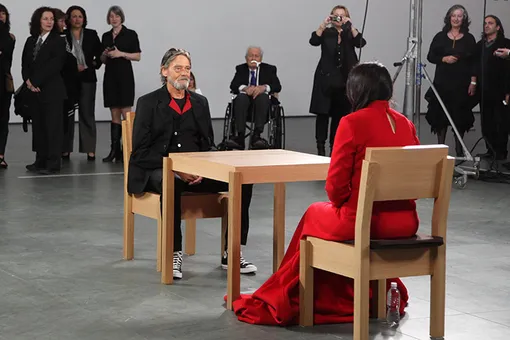 Улай и Марина Абрамович во время перформанса в MOMA, Нью-Йорк, 2010 Улай и Марина Абрамович во время перформанса в MOMA, Нью-Йорк, 2010