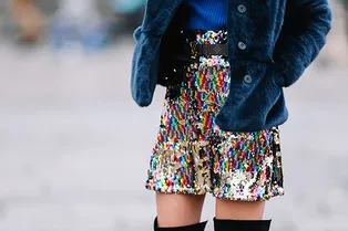 С чем носить блестящую юбку: 10 лучших звездных примеров