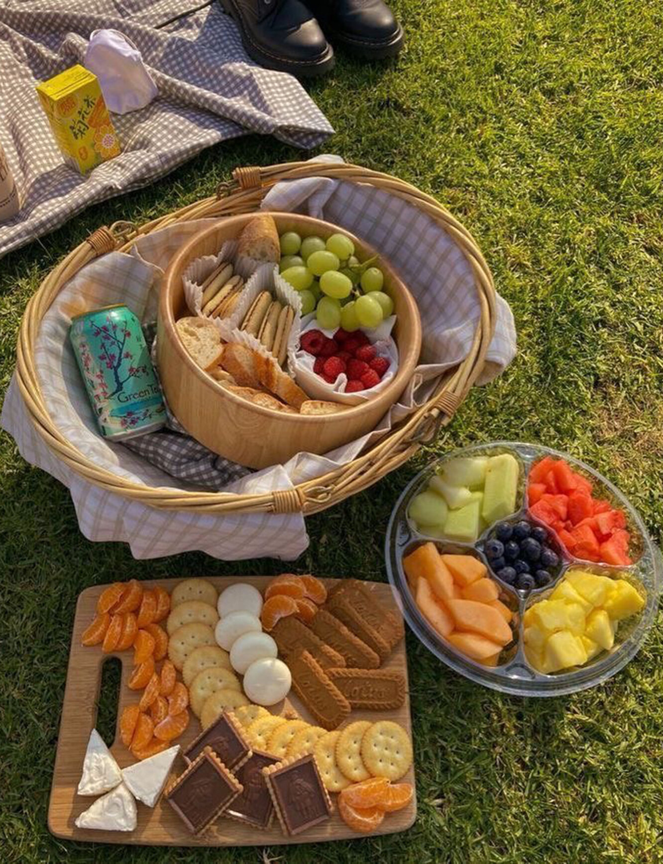 Пикник должно быть. Еда на пикник. Продукты на пикник. Пикник с фруктами. Закуски на пикник.