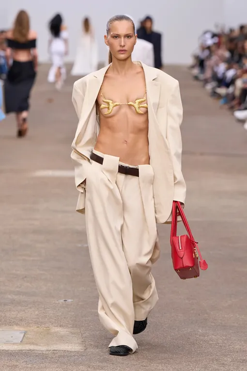 Stella McCartney весна-лето 2025 Stella McCartney весна-лето 2025