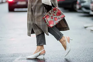 С чем носить серые джинсы: 8 стритстайл-образов для реальной жизни