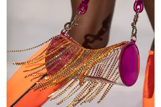 От крохотных клатчей до огромных саквояжей: 35 лучших сумок Недели моды в Нью-Йорке