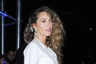 Объемное пальто-«чебурашка» и ботинки с мехом в тон: Блейк Лайвли готова к морозам