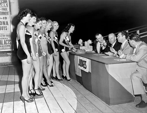 Cудьи пробуют выпечку семи финалисток конкурса «Миссис Нью-Джерси», 1953 год