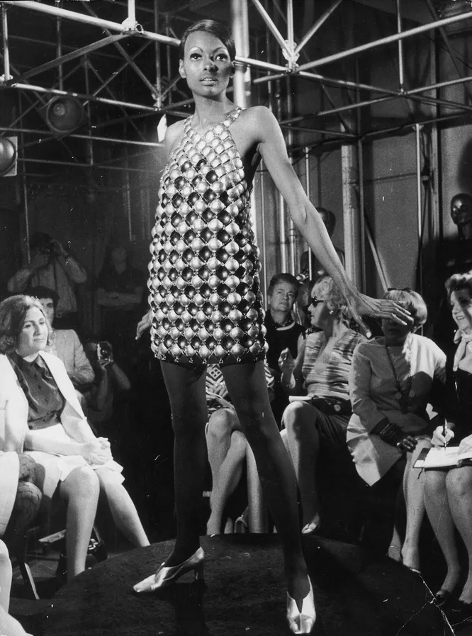 Мини-платье из лакированных алюминиевых дисков Paco Rabanne, 1968 год